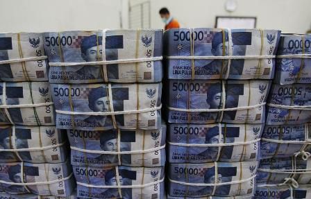 A bank employee sorts rupiah banknotes at the Bank National Indonesia (BNI) in Jakarta April 26, 2012. Investors in Indonesia are a facing a tricky manoeuvre balancing their bullishness on the economy with fears the currency is set to weaken this year, an