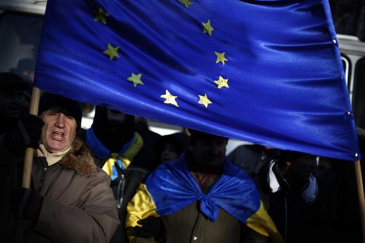 Ukrainians fly EU flag
