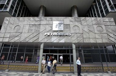 People enter and leave the headquarters building of Brazilian state oil company Petrobras in Rio de Janeiro