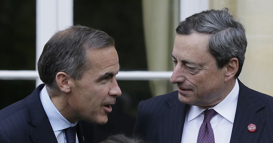 Bank of England Governor Mark Carney (L) speaks to the President of the European Central Bank Mario Draghi 