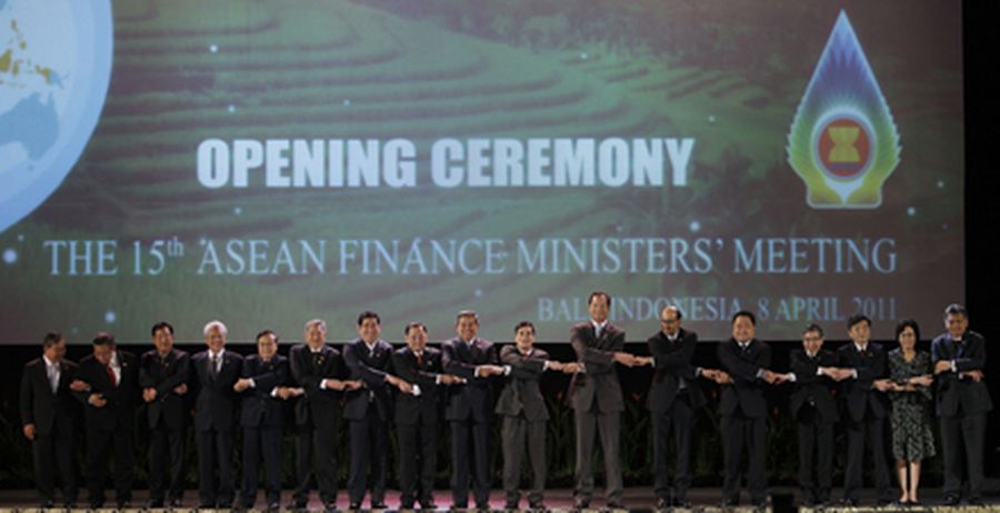 Indonesian President Yudhoyono and delegation leaders unite at the Asean finance ministers meeting i